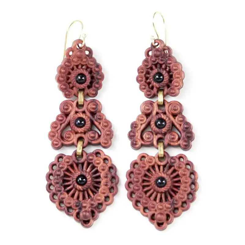Pendientes colgantes de filigrana de madera rosa con pedrería negra y herrajes dorados
