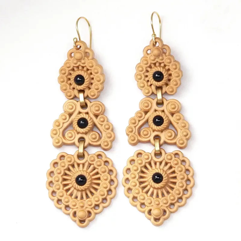 Pendientes de madera inspirados en la joyería tradicional gallega llamados brincos de grao d'amora tradicionais galegos