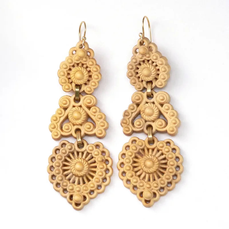Pendientes de madera inspirados en la joyería tradicional gallega llamados brincos de grao d'amora tradicionais galegos