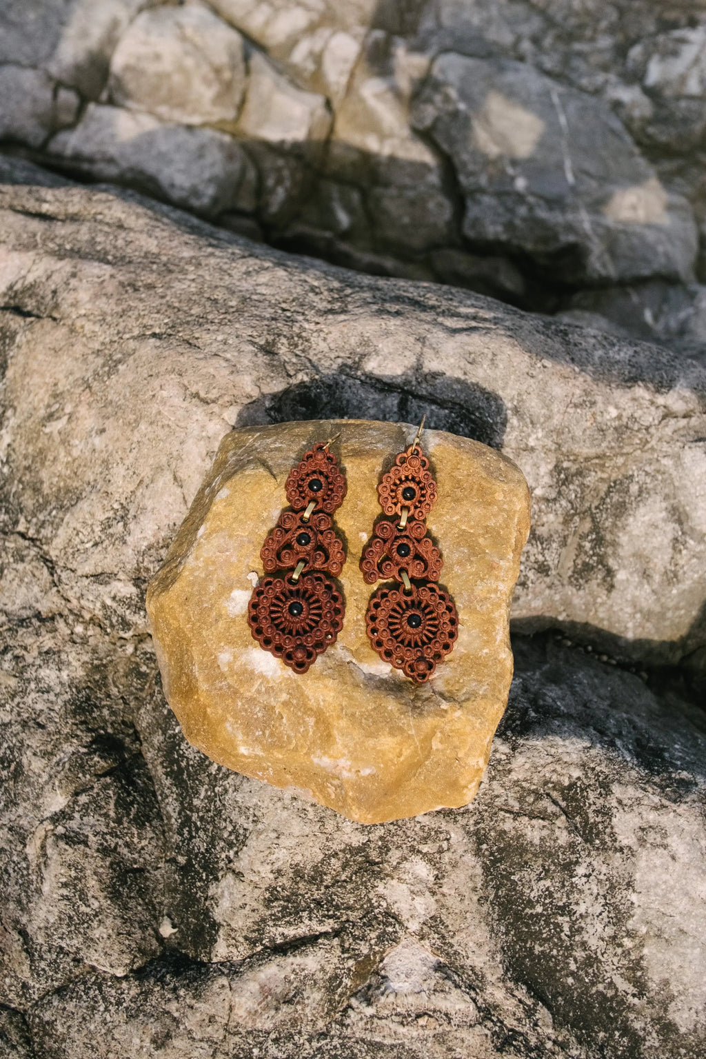 Pendientes colgantes de filigrana de madera marrón con engaste negro