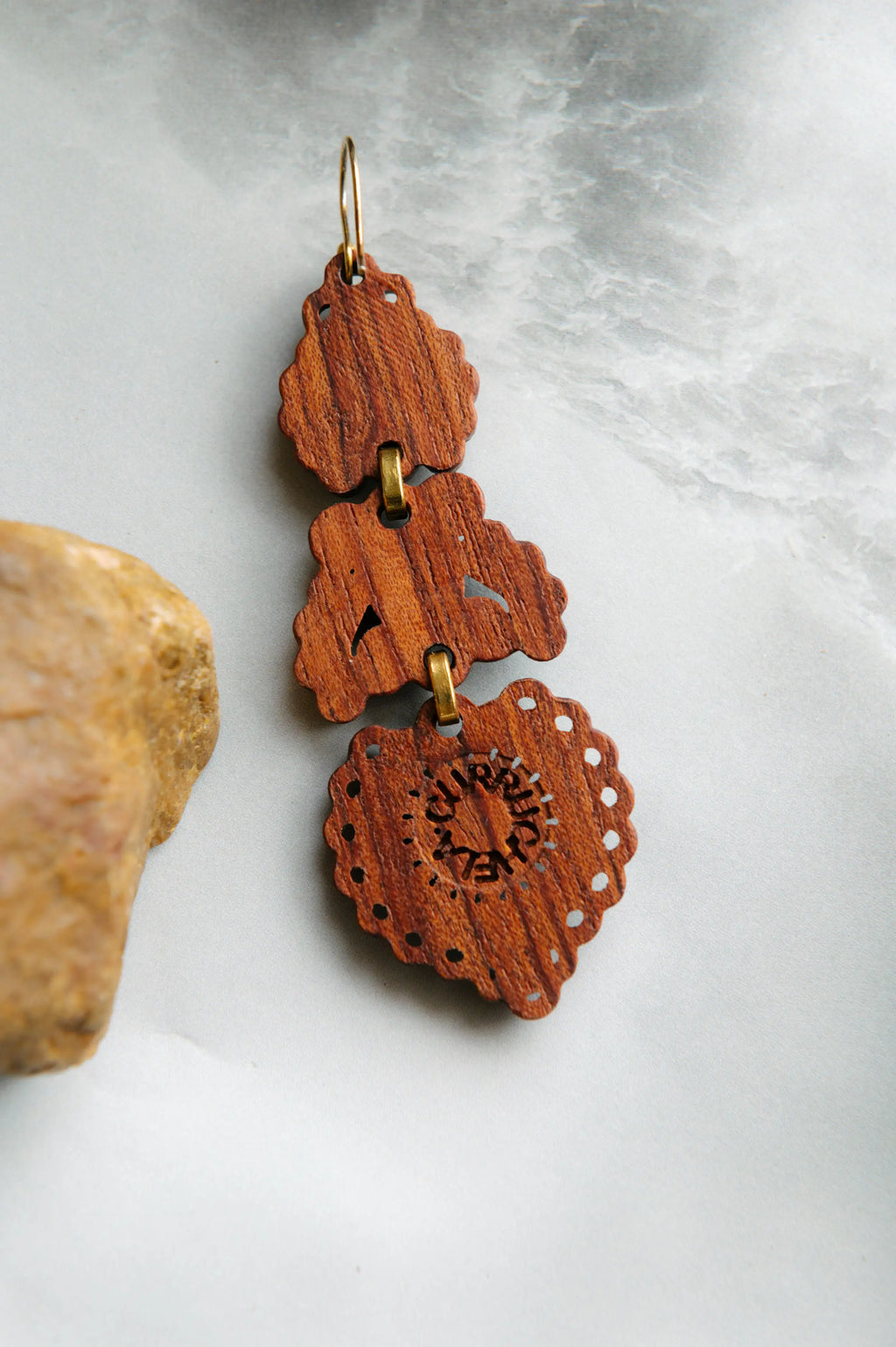 Pendientes colgantes de filigrana de madera naranja con motivos circulares y cuenta negra