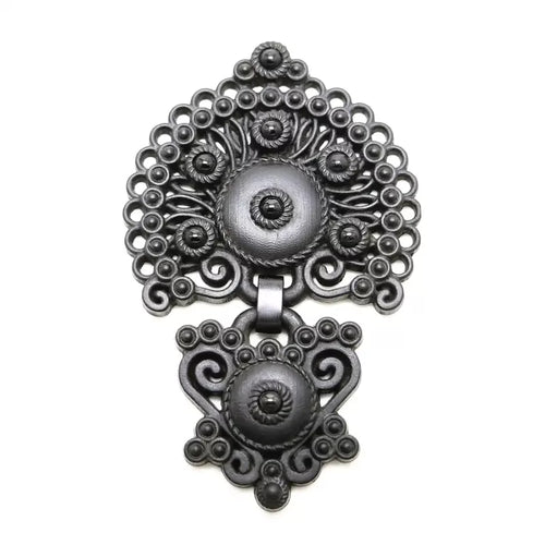 Colgante galápago de madera inspirado en la joyería tradicional gallega llamado sapo grande tradicional galego de dous corpos de madeira