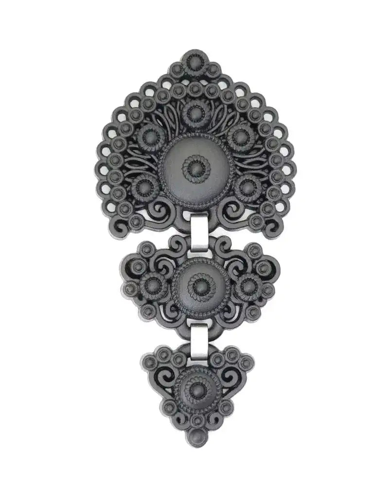 Colgante metálico con tres rosetas ornamentales circulares y enganche